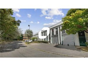 A LOUER  Locaux d'activités proche A86