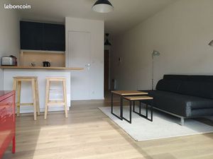 Studio meublé  très bon état  calme  lumineux  parking