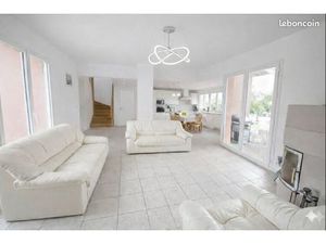 Maison 130 m² Terrain 1 100 m² piscine Brindas centre