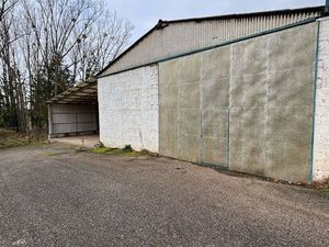 Hangar entrepôt couvert et ferme sol béton pour stockage place d’hivernage portail à l’ent