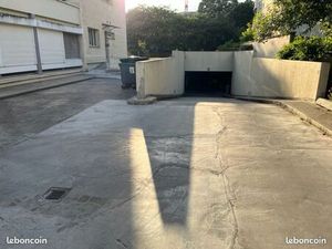 Large emplacement de parking plein centre de PUTEAUX (92800)