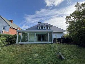Villa avec 5 chambres et grand jardin située dans un quartie