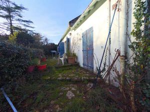 Maison destinée aux amateurs de travaux  implantée sur un terrain de plus de 5 000 m² ...