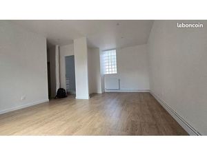 Grand studio refais à neuf