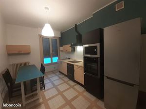 Chambre spacieuse meublée