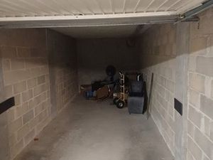 Grand garage sécurisé à louer