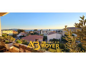 BANDOL T2 en dernier étage avec terrasse vue mer  parking et
