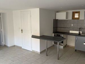 Trois pièces plus mezzanine  parking et jardin au cœur du village