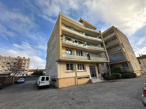Appartement de type 3 à louer en rez-de-chaussée réhaussé avec cave et parking à Carcasson