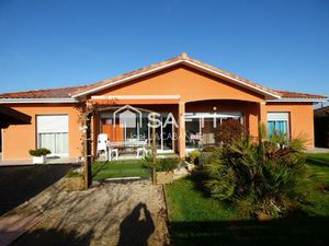 Villa plain pied 165 m²  cuisine aménagée/salon de 52 m²  2 chambres  bureau. garage