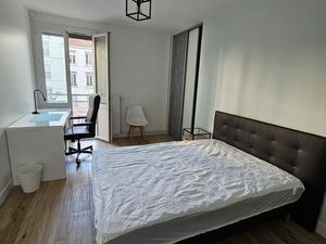 T2 entierement refait et meuble a neuf avenue berthelot a proximite des facs et de science