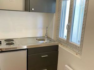 Studio avec coin cuisine séparé – calme et fonctionnel