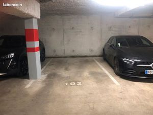 Place de parking dans parking sous-terrain sécurisé