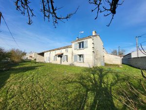 Longère en pierre rénovée avec nombreuse dépendances