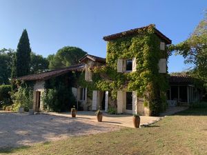 MAISON PRIVÉE EN PIERRE  CACHÉE DANS SON PROPRE BOIS  AVEC PISCINE ET COURT DE TENNIS