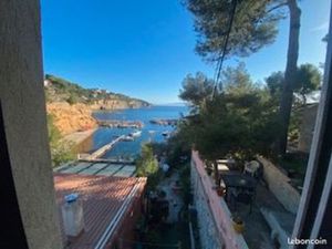 Calanque - pieds dans l’eau - t3