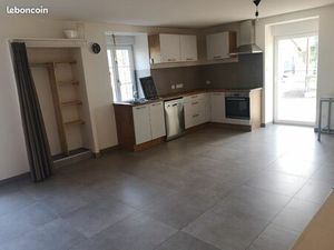 Appartement dans maison mitoyenne à Les Aynans