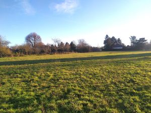 Grand terrain constructible à 2 pas du centre ville !