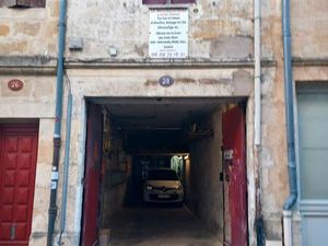 Apparemment avec garage