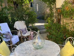 Jolie maison de village en pierres avec cour