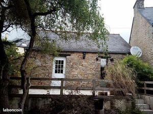 Petite maison avec terrasse et jardin