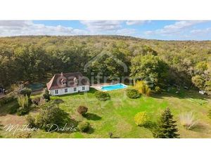 Maison de caractères de 7 pièces à Cubjac-Auvezere-Val D'ans (24)