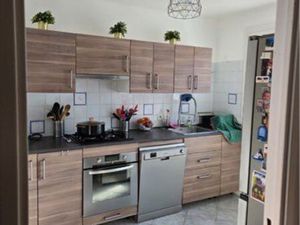 Loué maison 4 chambres  une cuisine semi équipée   salon  salle à manger. Proche des comme