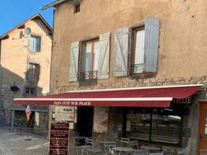 Immeuble avec commerce et appartement