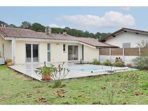 Maison individuelle rénovée avec jardin et piscine