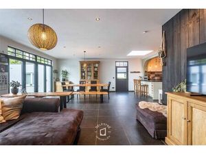 GERENOVEERDE WONING MET 6 SLPK. EN TUIN