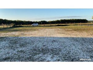 Terrain stabilisé clôturé professionnel avec portail coulissant