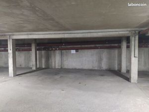 Grande place de parking souterrain (16m2)