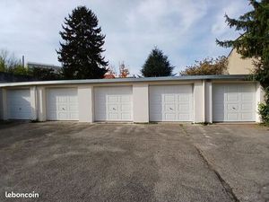 Grand garage fermé dans le quartier de la Malletière