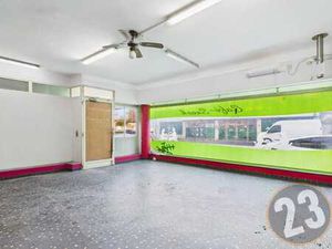 Local commercial avec terrasse et jardin