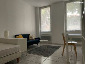 Beau studio meublé. Proche métro Castellane. Direct propriétaire