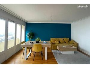 T3 lumineux avec balcon  vue dégagée et garage