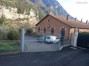 Très grand loft à fort potentiel