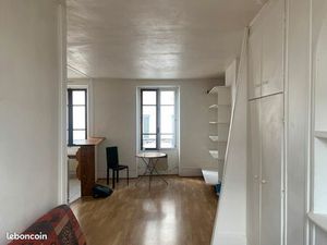 A louer beau studio traversant 30m2   refait à neuf  7 mns RER Fontenay sous bois