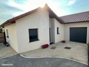 Maison récente de plain-pied avec piscine