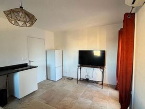 Bail meublé à l'année T2 proche hôpital. 5ème étage ascenseur. Clim réversible. Parking. L