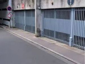 Garage fermé à louer – Résidence calme