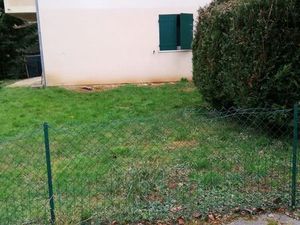 Appartement f1 avec jardin privatif et parking prive