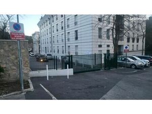 Grand Garage Box double place dans Résidence sécurisé portail et calme quartier Saint Dona