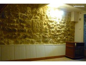 Salon hors centre ville : 2 pièces climatisées plus mezzanine avec parkings disponibles