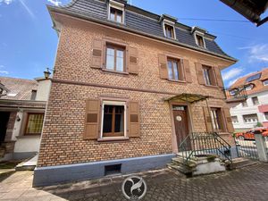 Maison de 230 m2 habitables avec commerce et dépendances sur