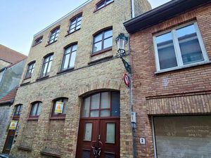 Brugge centrum  OPBRENGSTEIGENDOM bestaande uit een MAGAZIJN op het gelijkvloers  een STUD