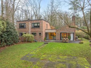 Karakterwoning met brutalistische gevel in Hof ter Linden