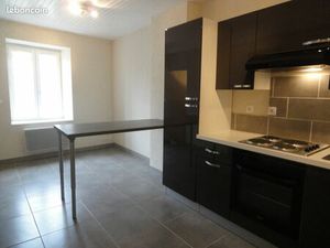 Appartement T3 en triplex avec cuisine équipée et cour privative