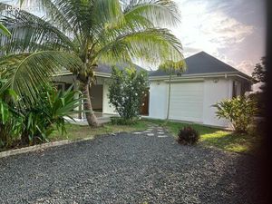 Villa t4+ mezzanine avec piscine à louer convenance baie Mahault