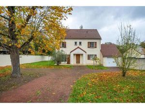 Maison familiale rénovée avec piscine à Saint-Léger-en-Yvelines